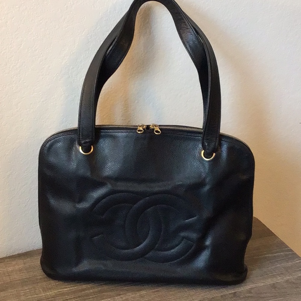 CHANEL Black Leather Shoulder Bag